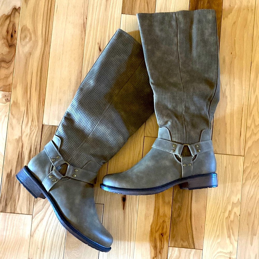 NWT boots size 9
